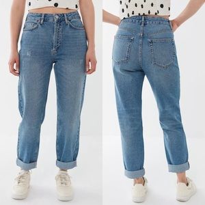 BDG Petite High-Waisted Mom Jean – Light Wash